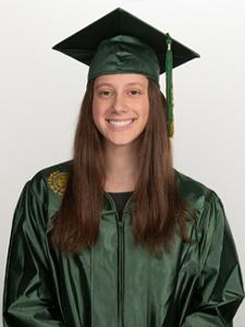 戴着绿色毕业帽、身穿绿色毕业服的年轻女子微笑着.